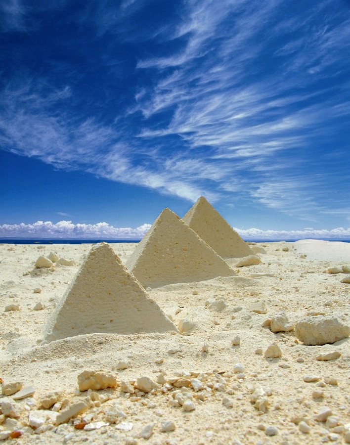 Les pyramides de Gizeh en pierre calcaire moulée Les pyramides de Gizeh en pierre calcaire moulée