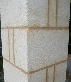 Pilier en pierre de taille par coffrage in-situ 