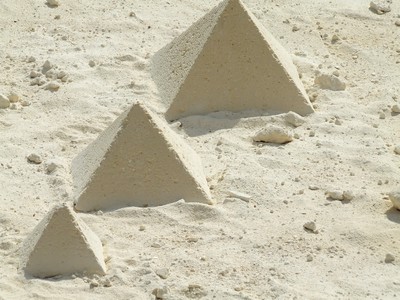 pyramides de Gizeh en pierre calcaire moulÃ©e