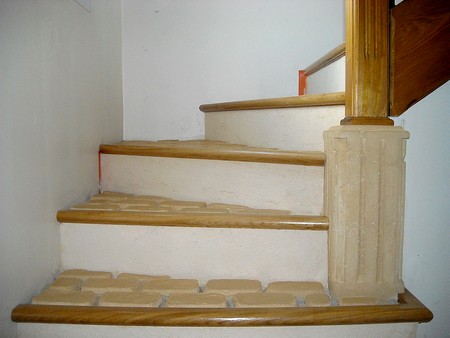 escalier et pilier en pierre