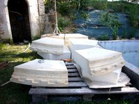 El�ments de corniches en pierre reconstitu�e