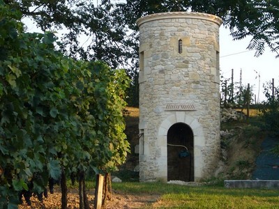 La Tour fontaine cylindrique en pierre de Damien