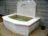 Fontaine en pierre reconstitu�e (photo Sylvain V.)