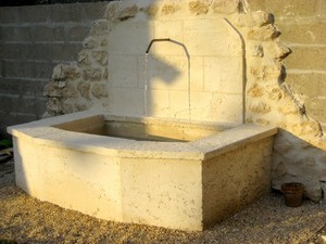 La fontaine de Sylvain en pierre reconstitu�e