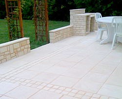 La terrasse et le barbecue de Franck.