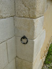 anneau d'attache cheval sur mur de pierre