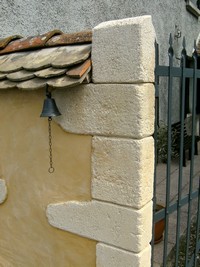 piliers de portail ancien en pierre reconstitu�e