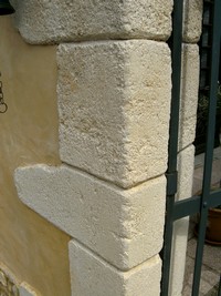 chainage de piliers de portail ancien en pierre reconstitu�e