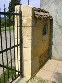 piliers de portail ancien en pierre reconstitu�e