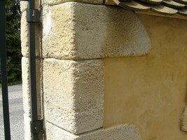 mur galets, pis�, chaux et pierres d'angles reconstitu�es