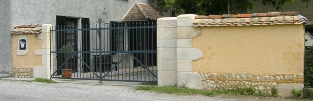 mur et piliers de portail de ferme ancien